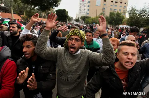 Palestinian workers shout slogans during a protest against the siege of Gaza, in Gaza City, on December 27, 2016. Photo by Ashraf Amra