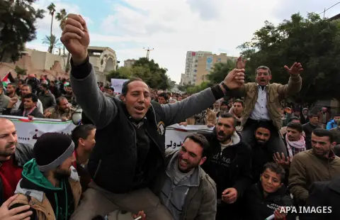 Palestinian workers shout slogans during a protest against the siege of Gaza, in Gaza City, on December 27, 2016. Photo by Ashraf Amra