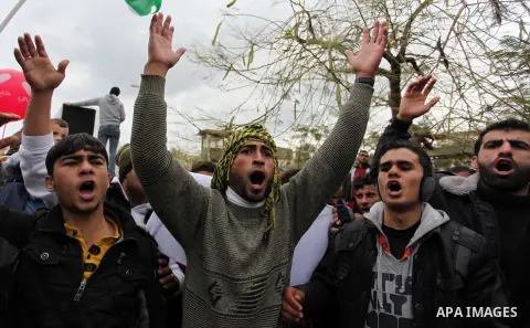 Palestinian workers shout slogans during a protest against the siege of Gaza, in Gaza City, on December 27, 2016. Photo by Ashraf Amra