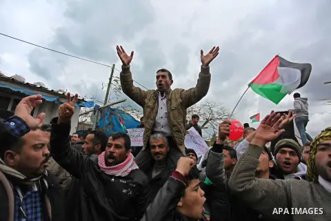 Palestinian workers shout slogans during a protest against the siege of Gaza, in Gaza City, on December 27, 2016. Photo by Ashraf Amra