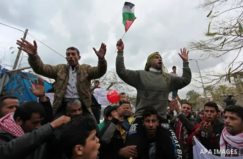 Palestinian workers shout slogans during a protest against the siege of Gaza, in Gaza City, on December 27, 2016. Photo by Ashraf Amra