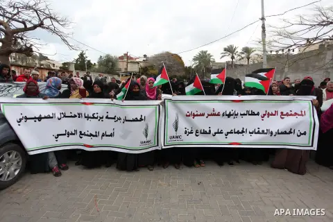 Palestinian workers shout slogans during a protest against the siege of Gaza, in Gaza City, on December 27, 2016. Photo by Ashraf Amra