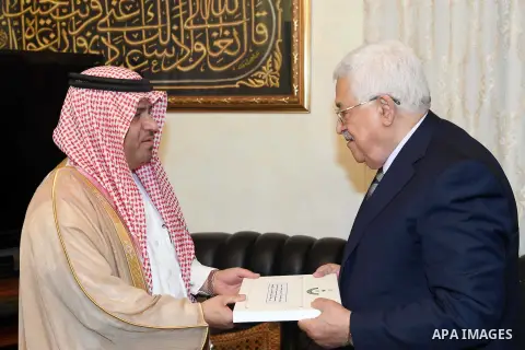 Palestinian President Mahmoud Abbas, meets with Saudi Minister, Tariq Rashwan in Amman, Jordan, on May 10, 2017. Photo by Thaer Ganaim