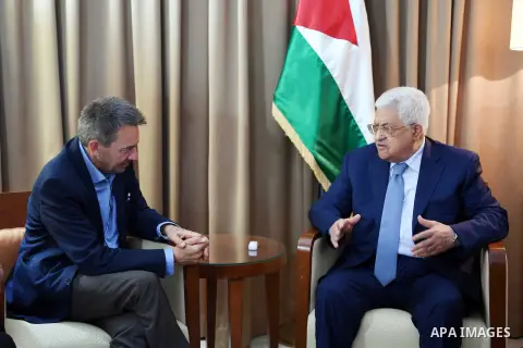 Palestinian President Mahmoud Abbas meets with the head of the International Red Cross, in Amman, Jordan, on May 19, 2017. Photo by Thaer Ganaim