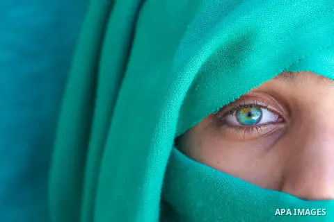 Close up Half Face covered with green of a a girl with one green eye. Photo by Sanad Ltefa