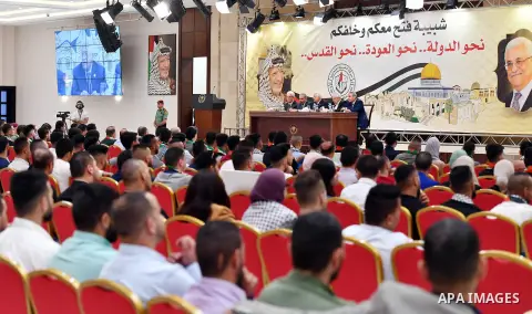 Palestinian President Mahmoud Abbas meets with members of Fatah movement youth, in the West Bank city of Ramallah, June 15, 2019. Photo by Thaer Ganaim
