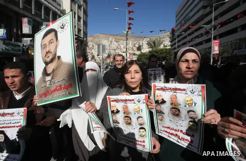 Palestinians take part during a protest to show solidarity with prisoners held in Israeli Jails, in the West bank city of Nablus, on January 5, 2017. Photo by Nedal Eshtayah