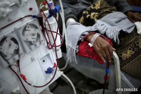 A Palestinian patient man gets his kidneys washed at the dialysis department in the Al-Shifa hospital during the worsening crisis of power outages in Gaza City on January 8, 2017. Photo by Mohammed Dahman