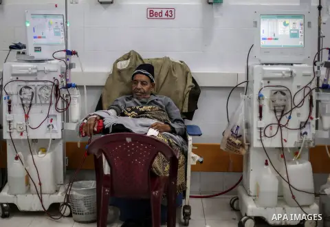 A Palestinian patient man gets his kidneys washed at the dialysis department in the Al-Shifa hospital during the worsening crisis of power outages in Gaza City on January 8, 2017. Photo by Mohammed Dahman