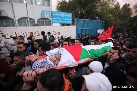 Mourners carry the body of Palestinian Mohammad Al-Salahe, 32, during his funeral in Al-Faraa refugee camp near the West Bank city of Nablus January 10, 2017. Photo by Nedal Eshtayah
