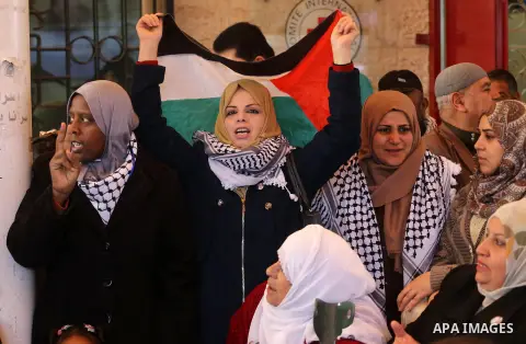 Palestinians take part during a protest to show solidarity with prisoners held in Israeli Jails, in front of Red cross office in Gaza city, on January 16, 2017. Photo by Mohammed Asad