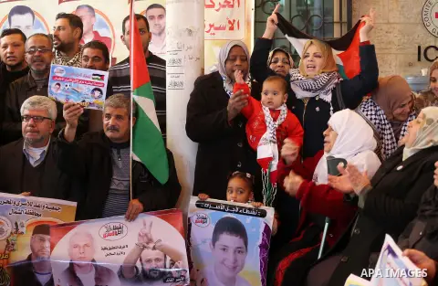 Palestinians take part during a protest to show solidarity with prisoners held in Israeli Jails, in front of Red cross office in Gaza city, on January 16, 2017. Photo by Mohammed Asad