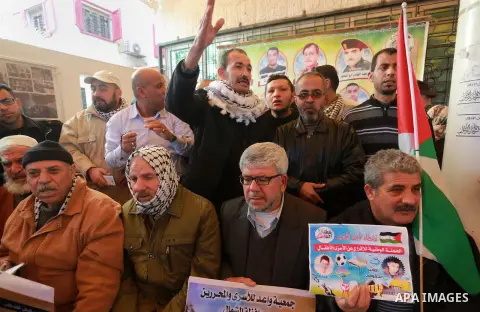 Palestinians take part during a protest to show solidarity with prisoners held in Israeli Jails, in front of Red cross office in Gaza city, on January 16, 2017. Photo by Mohammed Asad