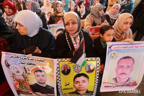 Palestinians take part during a protest to show solidarity with prisoners held in Israeli Jails, in front of Red cross office in Gaza city, on January 16, 2017. Photo by Mohammed Asad