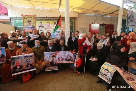 Palestinians take part during a protest to show solidarity with prisoners held in Israeli Jails, in front of Red cross office in Gaza city, on January 16, 2017. Photo by Mohammed Asad
