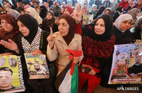 Palestinians take part during a protest to show solidarity with prisoners held in Israeli Jails, in front of Red cross office in Gaza city, on January 16, 2017. Photo by Mohammed Asad