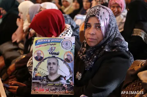 Palestinians take part during a protest to show solidarity with prisoners held in Israeli Jails, in front of Red cross office in Gaza city, on January 16, 2017. Photo by Mohammed Asad