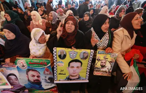 Palestinians take part during a protest to show solidarity with prisoners held in Israeli Jails, in front of Red cross office in Gaza city, on January 16, 2017. Photo by Mohammed Asad
