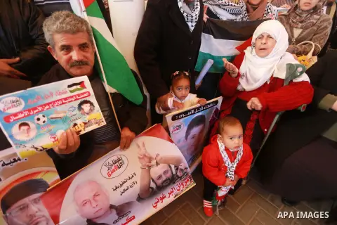 Palestinians take part during a protest to show solidarity with prisoners held in Israeli Jails, in front of Red cross office in Gaza city, on January 16, 2017. Photo by Mohammed Asad