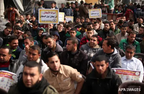 Palestinian supporters of the Islamic Jihad Movement, hold placards during a protest to show solidarity with Palestinian prisoners held in Israeli Jails, in front of Red cross office in Gaza city, on January 17, 2017. Ph...