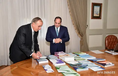 Egyptian President Abdel Fattah al-Sisi meets with Abu Bakr al-Joundi, a head of the central agency for public mobilization and statistics, in Cairo, Egypt, on January 23, 2017. Photo by Egyptian President Office