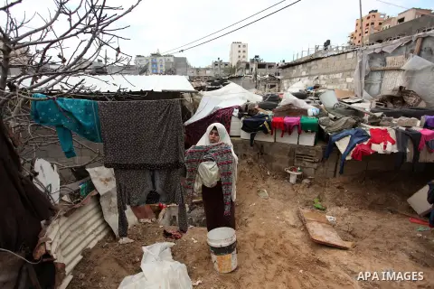 A Palestinian woman hangs laundry on a rope to dry outside her hovel during the cold weather in the Jabalia refugee camp in the northern Gaza Strip on January 29, 2017. Photo by Ashraf Amra