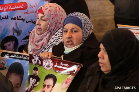 Palestinians hold placards during a protest to show solidarity with Palestinian prisoners held in Israeli Jails, in front of Red cross office in Gaza city, on January 30, 2017. Photo by Mohammed Asad