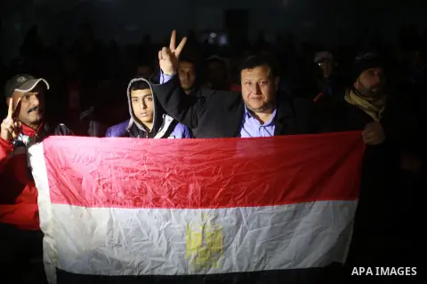 Palestinian fans watch African Nations Cup semi-final soccer match between Egypt and Burkina Faso in front of giant screens in Gaza city on Feb. 01, 2017. Photo by Mohammed Asad