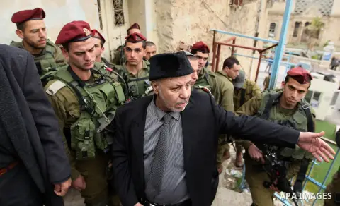 Palestinian protesters argue with Israeli army officers during a protest calling for reopening a closed street in the West Bank city of Hebron February 9, 2017. Photo by Wisam Hashlamoun
