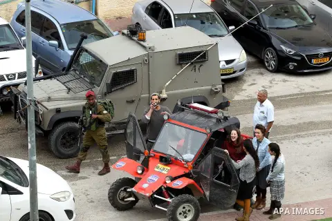 Israeli settlers react during a protest by Palestinians calling for reopening of a closed street, in the West Bank city of Hebron February 9, 2017. Photo by Wisam Hashlamoun