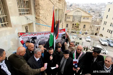 Palestinian protesters argue with Israeli army officers during a protest calling for reopening a closed street in the West Bank city of Hebron February 9, 2017. Photo by Wisam Hashlamoun
