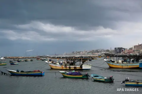 Boats of Palestinian fishermen are seen at the Gaza seaport during a rainy day in Gaza City on February 14, 2017. Photo by Mohammed Asad