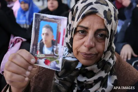 Palestinian families of martyrs take part a protest to demand their rights and salaries, in Gaza city, on February 21, 2017. Photo by Ashraf Amra