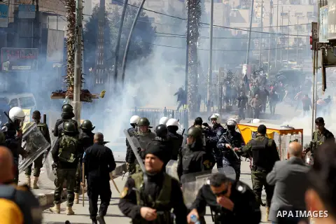 Members of the Palestinian security forces clash with demonstrators during a protest organised by Hizb-ut Tahrir against what organisers say are political arrests by the Palestinian Authority in the West Bank city of Heb...