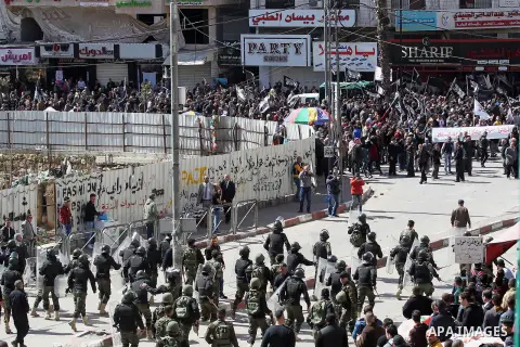 Members of the Palestinian security forces clash with demonstrators during a protest organised by Hizb-ut Tahrir against what organisers say are political arrests by the Palestinian Authority in the West Bank city of Heb...