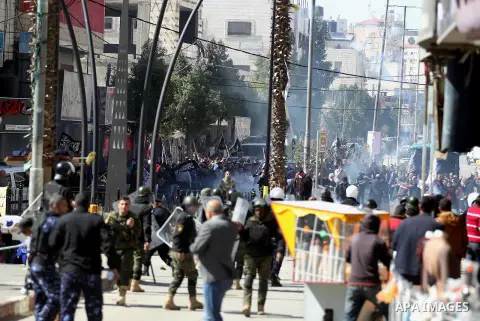 Members of the Palestinian security forces clash with demonstrators during a protest organised by Hizb-ut Tahrir against what organisers say are political arrests by the Palestinian Authority in the West Bank city of Heb...