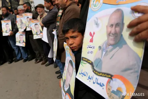 Palestinians take part during a protest to show solidarity with Palestinian prisoners on hunger strike in Israeli Jails, in Gaza city, on March 01, 2017. Photo by Ashraf Amra