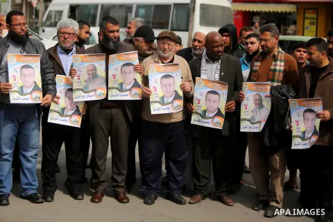 Palestinians take part during a protest to show solidarity with Palestinian prisoners on hunger strike in Israeli Jails, in Gaza city, on March 01, 2017. Photo by Ashraf Amra