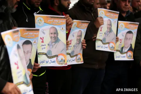 Palestinians take part during a protest to show solidarity with Palestinian prisoners on hunger strike in Israeli Jails, in Gaza city, on March 01, 2017. Photo by Ashraf Amra