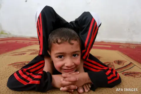 Wael Gharbaoui, a 6-year-old Palestinian boy, demonstrates acrobatics skills at his house in Jabalia refugee camp in the northern Gaza Strip, on March 01, 2017. Photo by Mohammed Asad