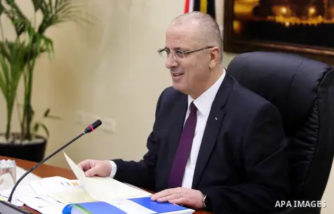 Palestinian Prime Minister Rami hamdallah heads the Palestinian cabinet meeting in the West Bank city of Ramallah on March 7, 2017. Photo by Prime Minister Office