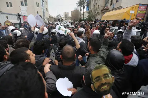 Protesters clash with Palestinian policemen following a demonstration against the trial of the martyr, Bassel al-Aaraj, in the West Bank city of Ramallah, on March 12, 2017. Photo by Stringer