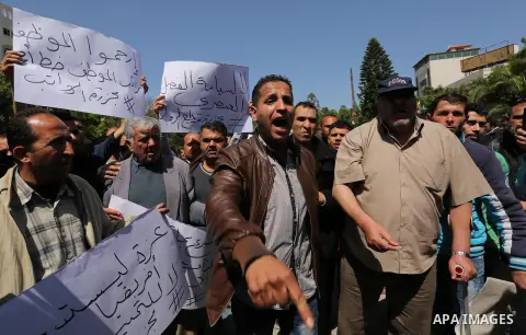 Palestinian employees paid by the Palestinian Authority take part in a protest against the decision of Palestinian goverment to deduct salaries of employees about 30%, in Gaza City April 5, 2017. Photo by Ashraf Amra