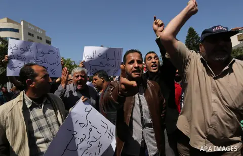 Palestinian employees paid by the Palestinian Authority take part in a protest against the decision of Palestinian goverment to deduct salaries of employees about 30%, in Gaza City April 5, 2017. Photo by Ashraf Amra