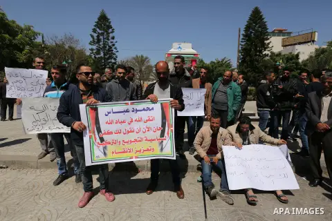 Palestinian employees paid by the Palestinian Authority take part in a protest against the decision of Palestinian goverment to deduct salaries of employees about 30%, in Gaza City April 5, 2017. Photo by Ashraf Amra