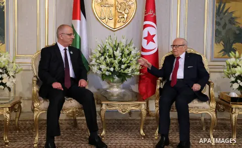 Palestinian Prime Minister Rami Hamdallah meets with Tunisia's President Beji Caid Essebsi in Capital of Tunis on April 5, 2017. Photo by Prime Minister Office