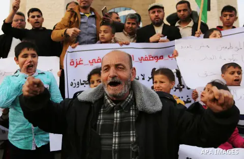 Palestinian employees take part in a protest in Rafah in the southern Gaza Strip on April 6, 2017 against a decision by the West Bank-based Palestinian Authority to impose pay cuts on its civil servants in the Gaza Strip...