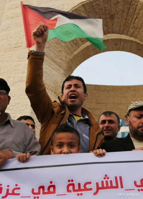 Palestinian employees take part in a protest in Rafah in the southern Gaza Strip on April 6, 2017 against a decision by the West Bank-based Palestinian Authority to impose pay cuts on its civil servants in the Gaza Strip...