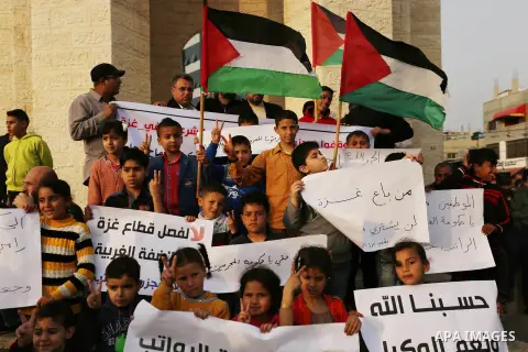 Palestinian employees take part in a protest in Rafah in the southern Gaza Strip on April 6, 2017 against a decision by the West Bank-based Palestinian Authority to impose pay cuts on its civil servants in the Gaza Strip...
