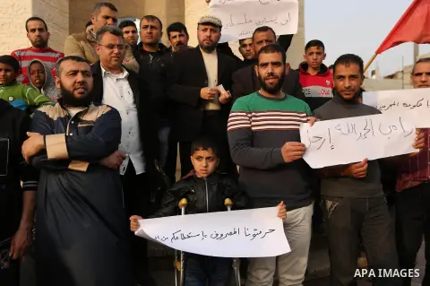 Palestinian employees take part in a protest in Rafah in the southern Gaza Strip on April 6, 2017 against a decision by the West Bank-based Palestinian Authority to impose pay cuts on its civil servants in the Gaza Strip...